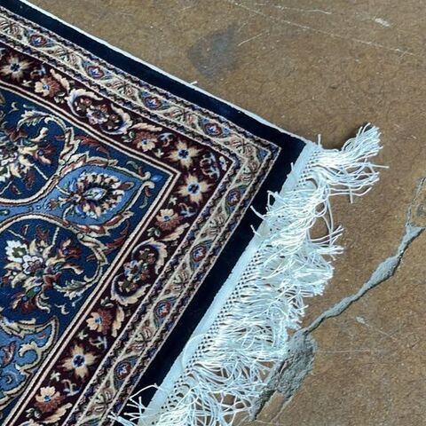 Antiue test rug